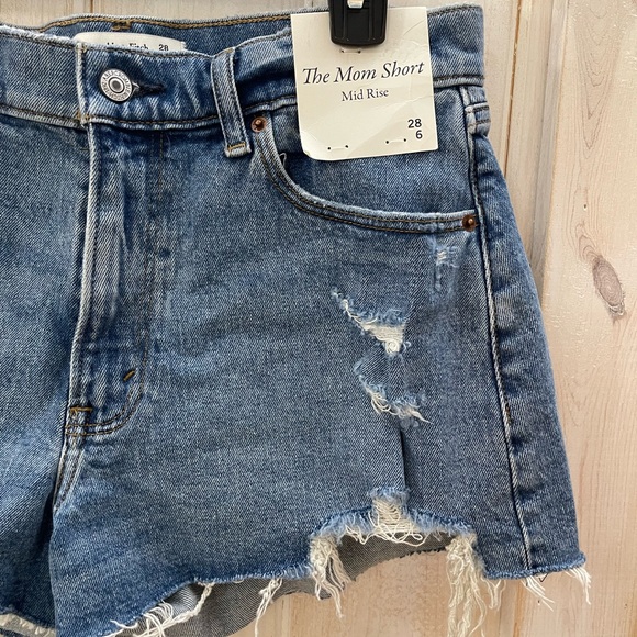Abercrombie & Fitch Curve Love Mid Rise Mom Short  Size 28/6 Denim Cut Off - Picture 2 of 6